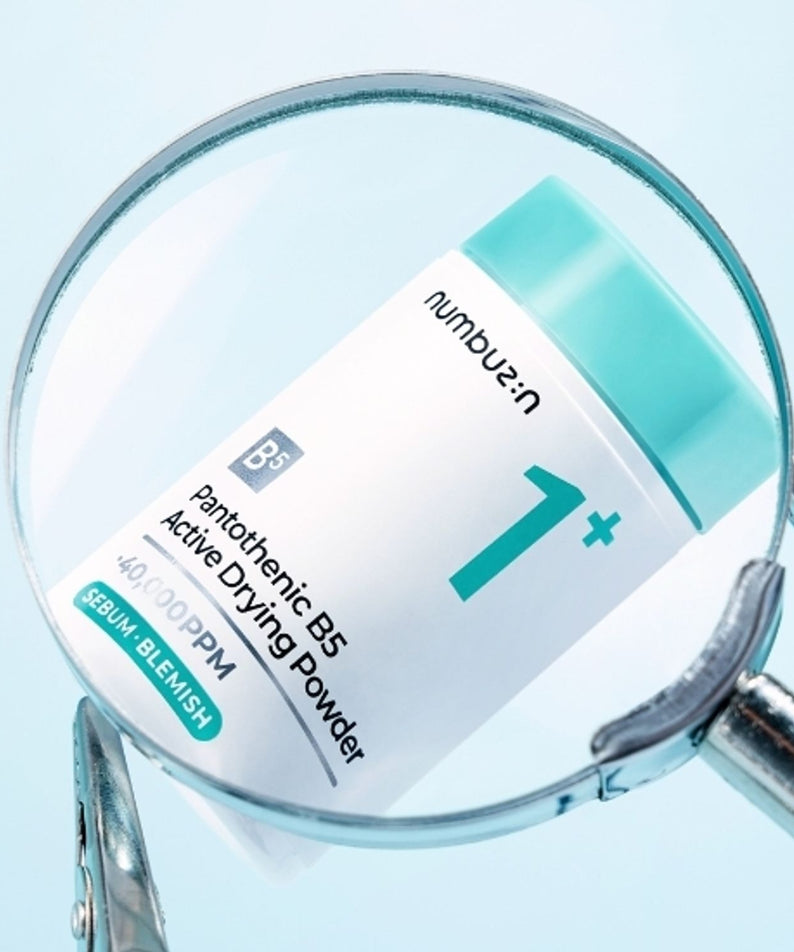 NUMBUZIN No.1 Pantothenic Acid Active Up Dressing Powder 7g, marque Numbuzin, poudre visible sous loupe, fond bleu clair