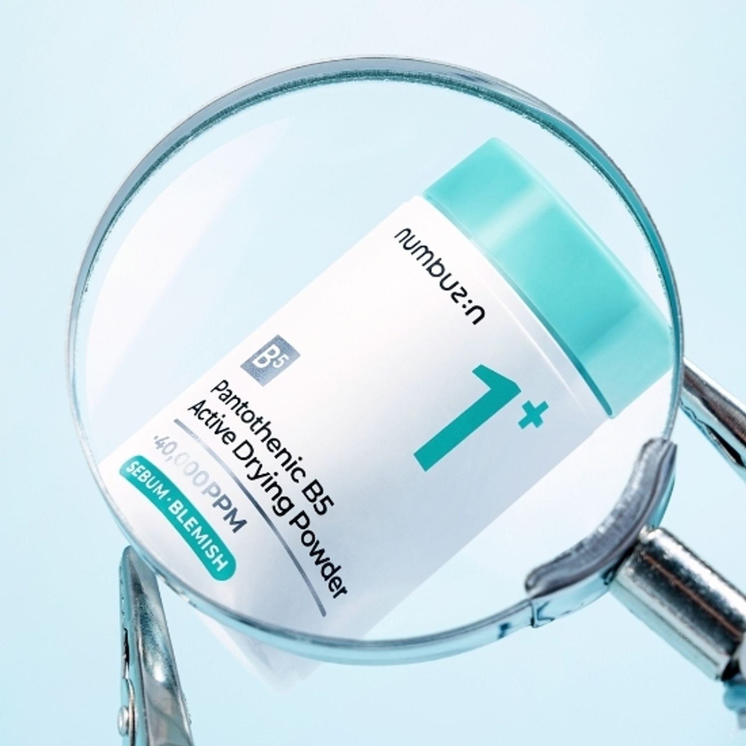 NUMBUZIN No.1 Pantothenic Acid Active Up Dressing Powder 7g, marque Numbuzin, poudre visible sous loupe, fond bleu clair