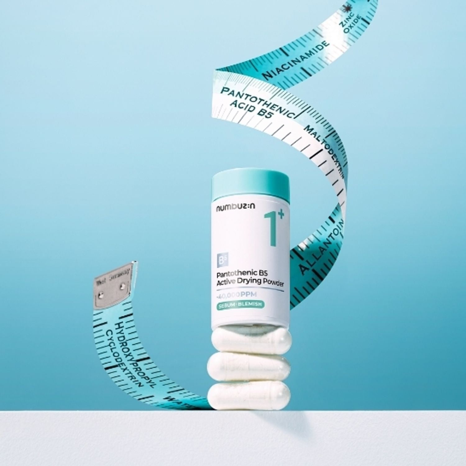 NUMBUZIN No.1 Pantothenic Acid Active Up Dressing Powder 7g, tube blanc et flacon sur fond bleu ciel, visuel produit