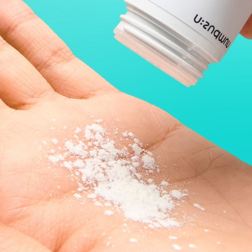 NUMBUZIN No.1 Pantothenic Acid Active Up Dressing Powder 7g : poudre blanche sur la main, flacon NUMBUZIN, fond bleu