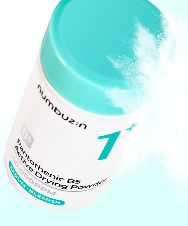 NUMBUZIN No.1 Pantothenic Acid Active Up Dressing Powder 7g, pot turquoise sur fond clair, marque Numbuzin, produit cosmétique.