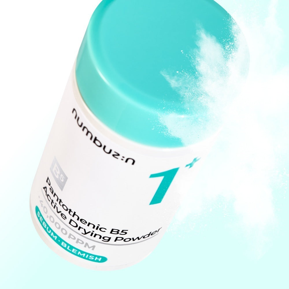NUMBUZIN No.1 Pantothenic Acid Active Up Dressing Powder 7g, pot turquoise sur fond clair, marque Numbuzin, produit cosmétique.