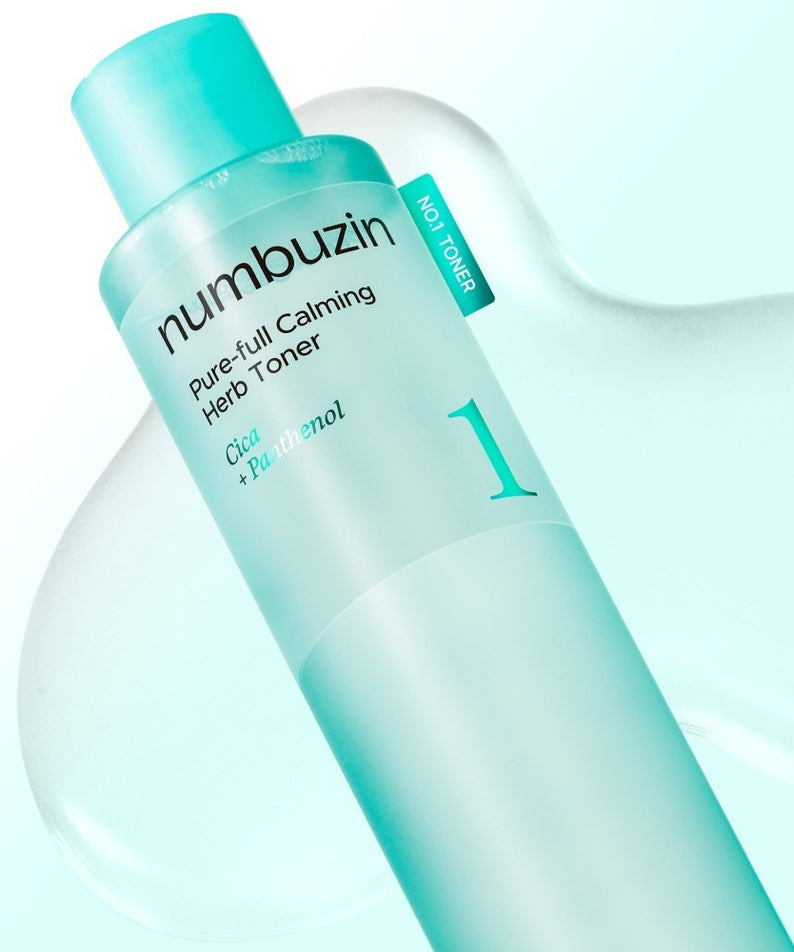 NUMBUZIN No.1 True Clear Toner 300ml de la marque Numbuzin, flacon turquoise sur fond bleu clair.