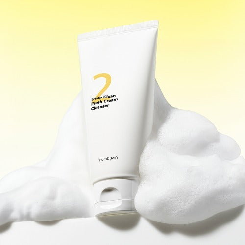 NUMBUZIN No.2 Deep Clean Cream Cleansing Foam 120ml, tube blanc sur serviette blanche, marque NUMBUZIN, fond jaune.