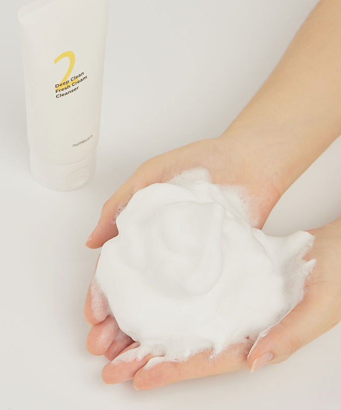 NUMBUZIN No.2 Deep Clean Cream Cleansing Foam 120ml : crème lavante, mousse sur les mains, marque NUMBUZIN en arrière-plan.