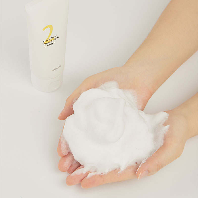 NUMBUZIN No.2 Deep Clean Cream Cleansing Foam 120ml : crème lavante, mousse sur les mains, marque NUMBUZIN en arrière-plan.