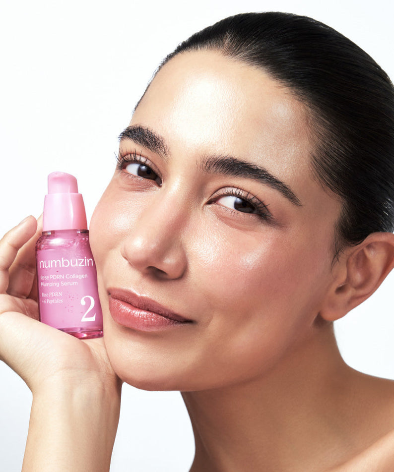 NUMBUZIN No.2 Rose PDRN Collagen Plumping Serum 30ml : femme tenant le flacon rose, contexte beauté sur fond clair.