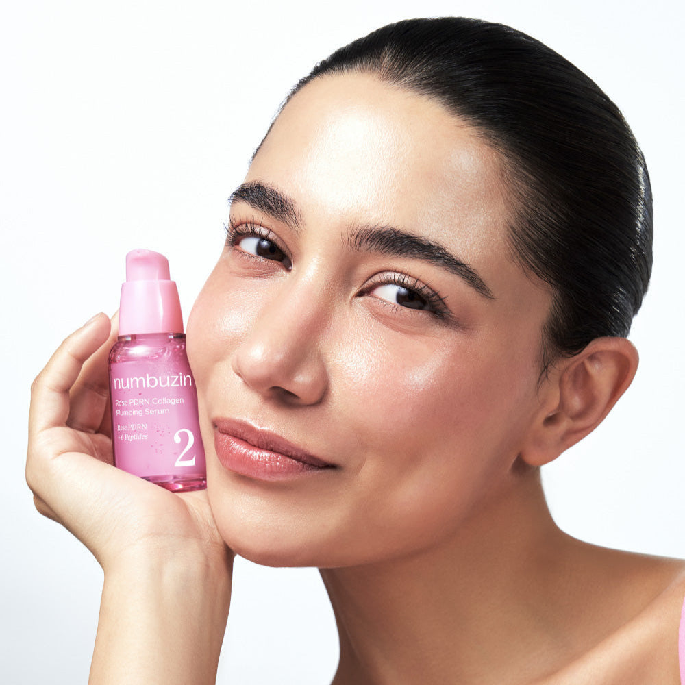 NUMBUZIN No.2 Rose PDRN Collagen Plumping Serum 30ml : femme tenant le flacon rose, contexte beauté sur fond clair.
