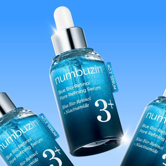 NUMBUZIN No.3 Blue Bio Retinol Pore Ampoule 30ml, flacon sérum bleu sur fond bleu, mise en scène beauté