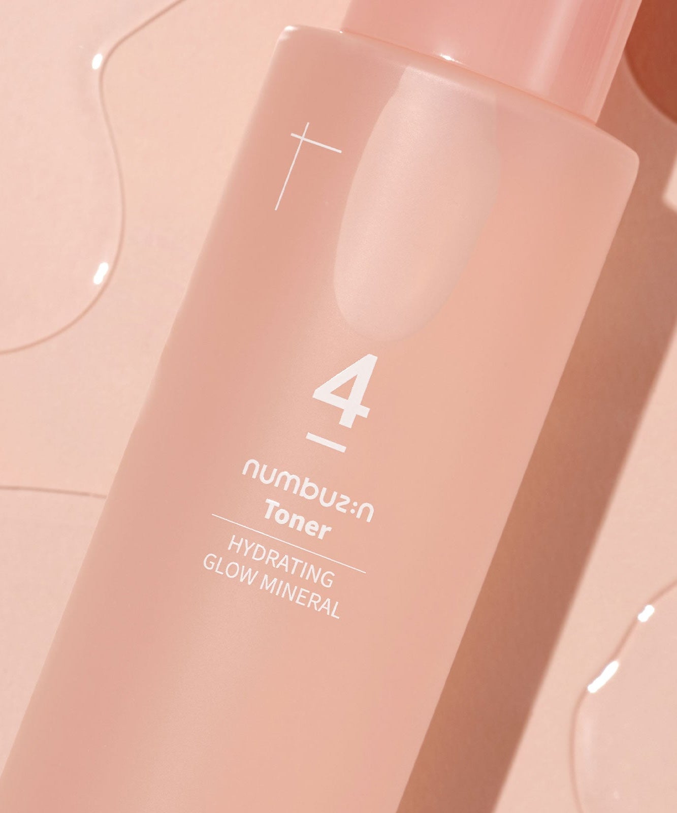 NUMBUZIN No.4 Hydration Glow Mineral Toner, tonique hydratation minérale lumineux en bouteille rose pâle.