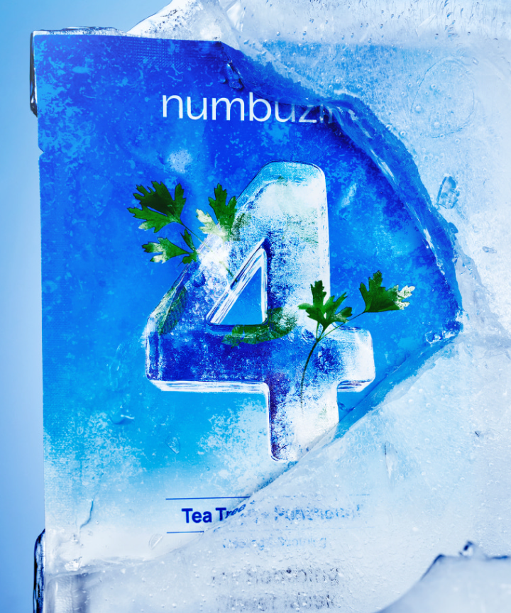 NUMBUZIN No.4 Icy Soothing Sheet Mask 27ml, masque en feuille sur packaging bleu, effet glacé et plantes.