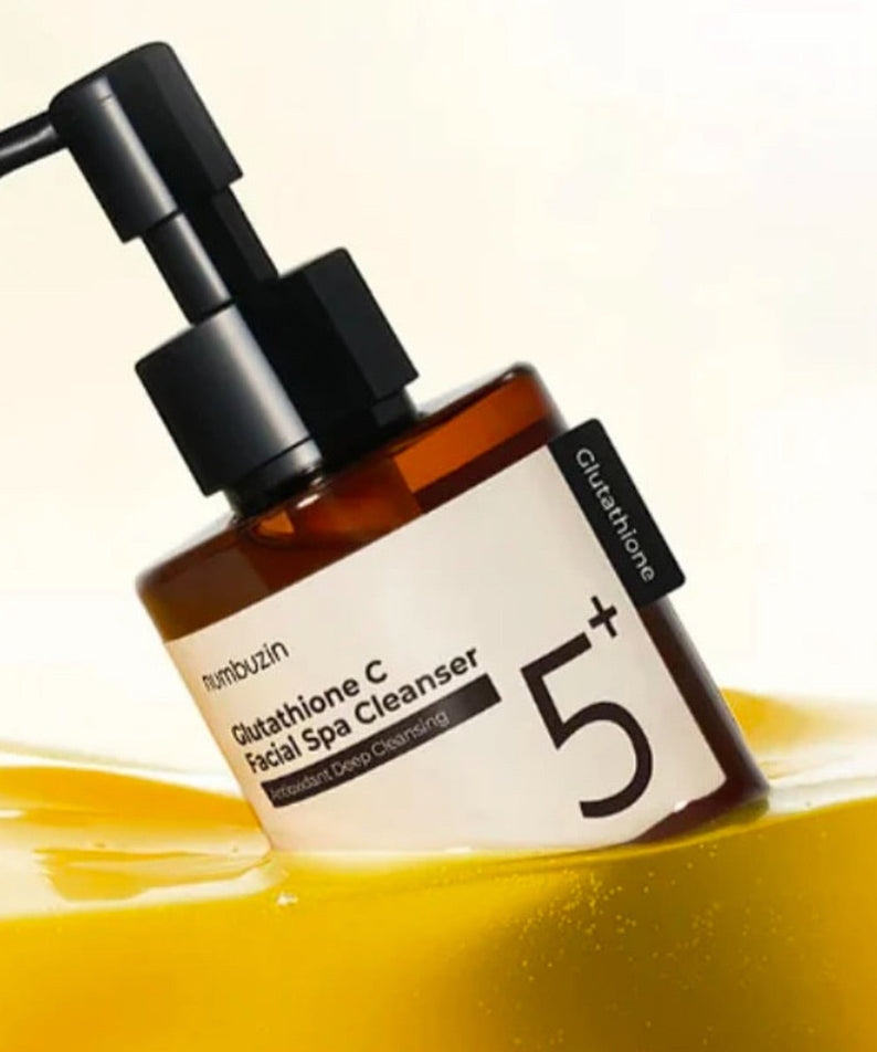 NUMBUZIN No.5 Glutathione C Aroma Massage Deep Cleanser 200ml de la marque sur fond clair, avec huile dorée éclaboussée.