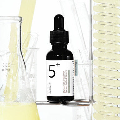 NUMBUZIN No.5 Glutathione C Trace Ampoule 30ml de la marque NUMBUZIN, flacon noir sur fond blanc et contenants
