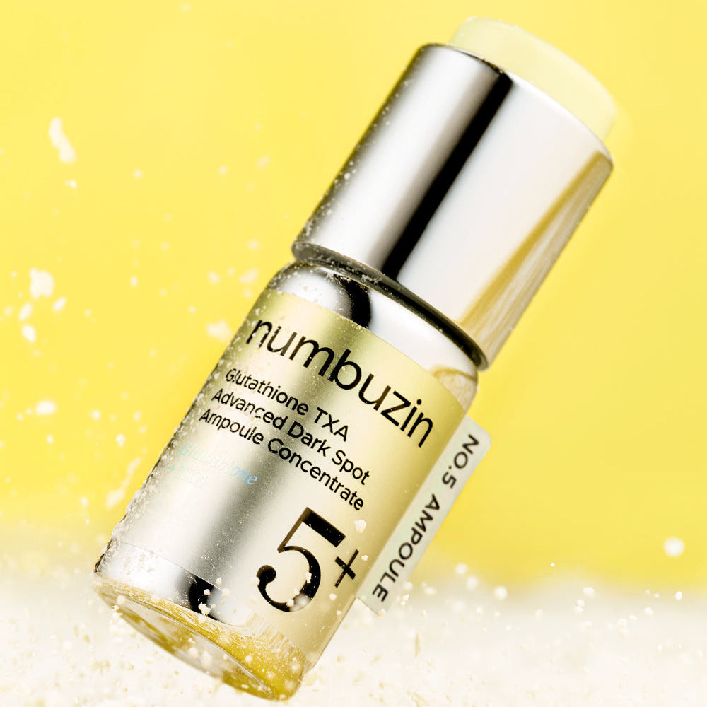 NUMBUZIN No.5 Glutathione TXA Advanced Dark Spot Ampoule Concentrate, flacon en gros plan sur fond jaune, gouttes et éclats
