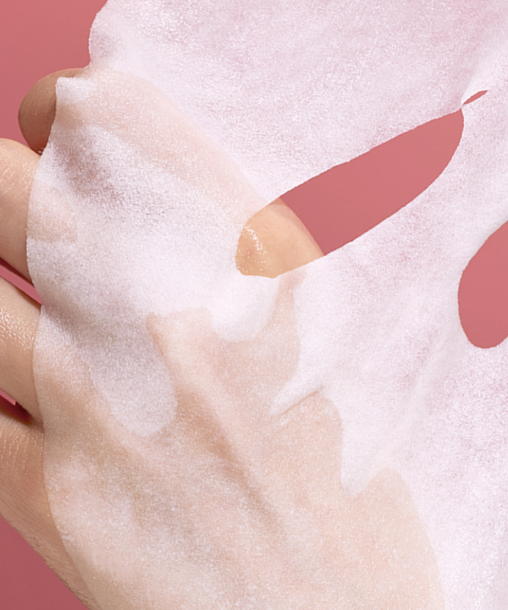 NUMBUZIN Tingle-Pore Softening Sheet Mask 27ml, marque NUMBUZIN : masque en tissu sur peau, fond rose.