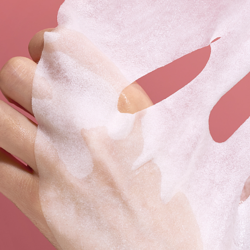NUMBUZIN Tingle-Pore Softening Sheet Mask 27ml, marque NUMBUZIN : masque en tissu sur peau, fond rose.
