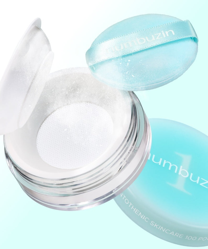 NUMBUZIN No.1 Pantothenic Acid Skincare 100 Blur Powder 7g poudre floutante pour une peau lisse en gros plan avec sa houppette.