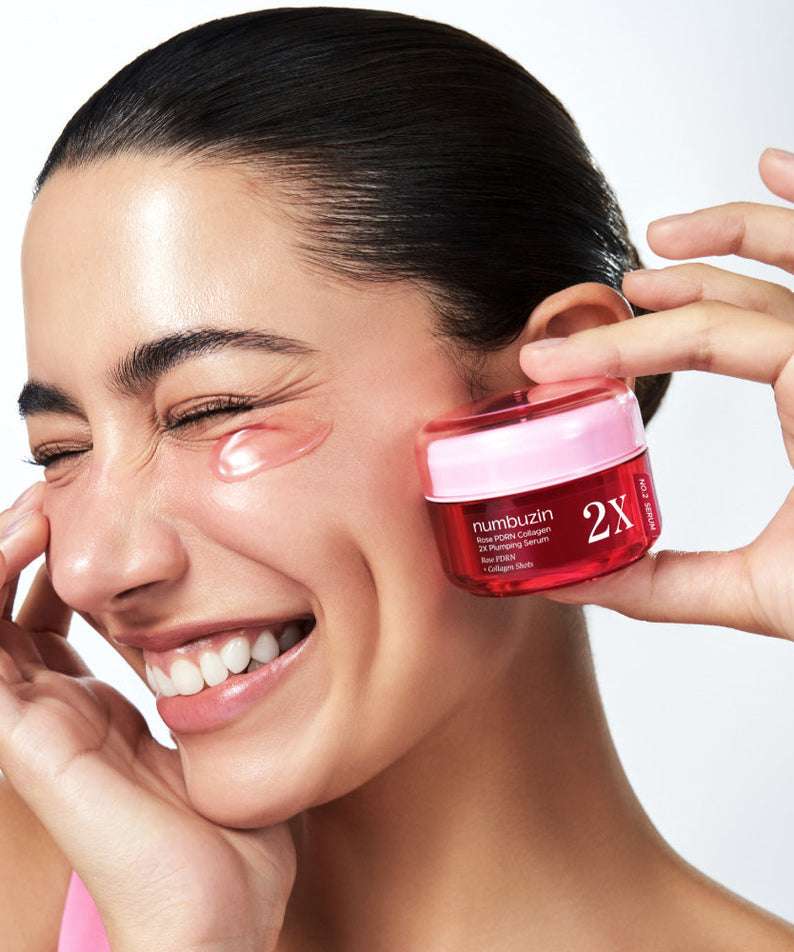 Femme souriante avec NUMBUZIN No.2 Rose PDRN Collagen 2X Plumping Serum 30ml, soin du visage, produit cosmétique.