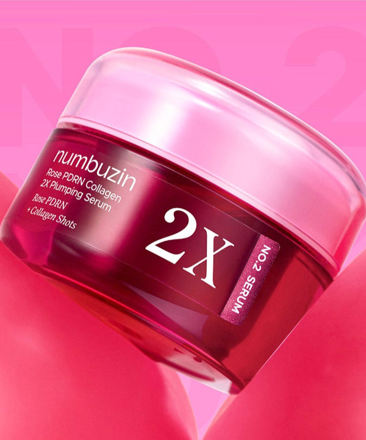 Produit cosmétique NUMBUZIN No.2 Rose PDRN Collagen 2X Plumping Serum 30ml sur fond rose vif.