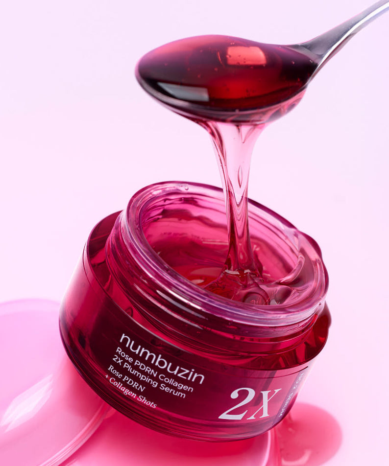 Sérum NUMBUZIN No.2 Rose PDRN Collagen 2X Plumping 30ml, texture fluide et hydratante, en pot ouvert avec une cuillère.