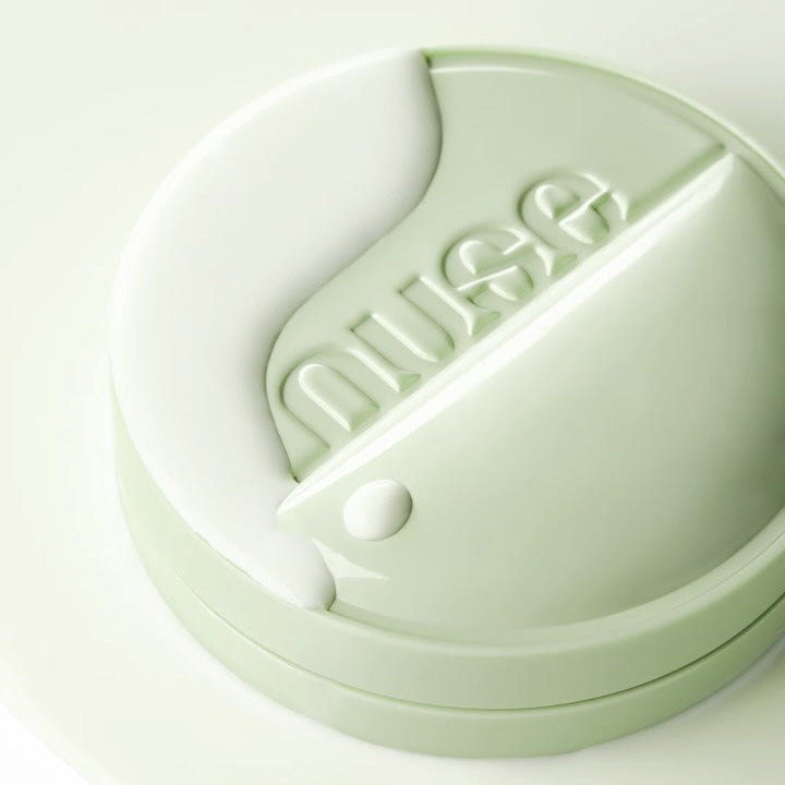 NUSE 1+1 Reju Toning Sun Cushion de NUSE sur un fond clair, gros plan du coussin solaire vert.