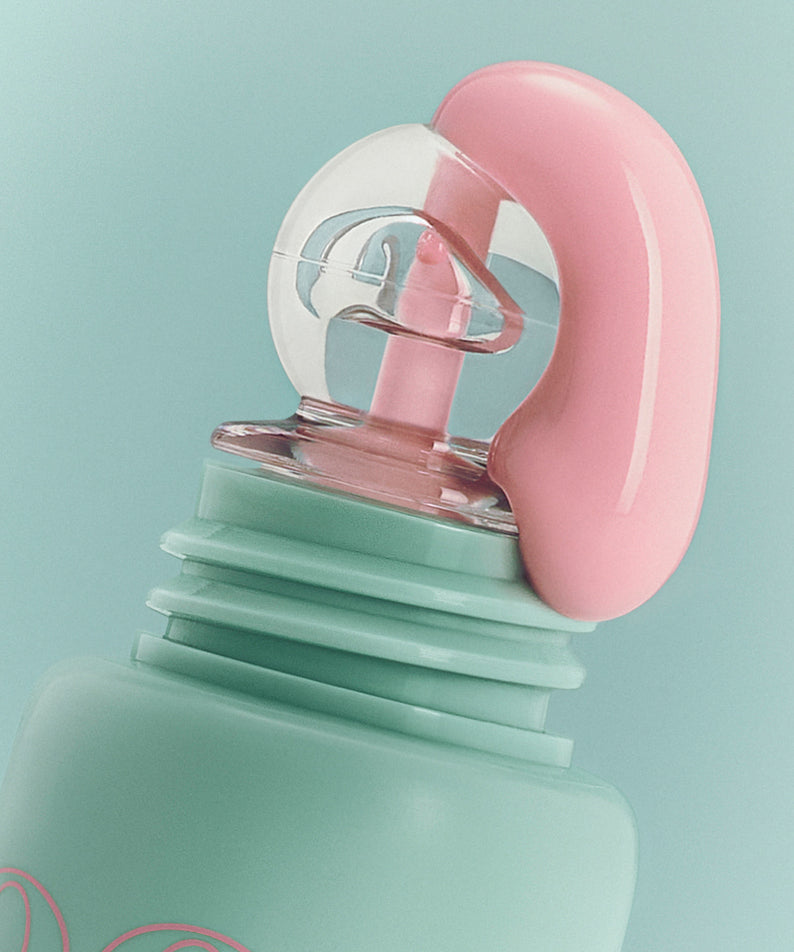 Flacon de NUSE Mousse Care Cheek Handy avec bouchon rose, idéal pour soin des joues. Produit de beauté innovant.