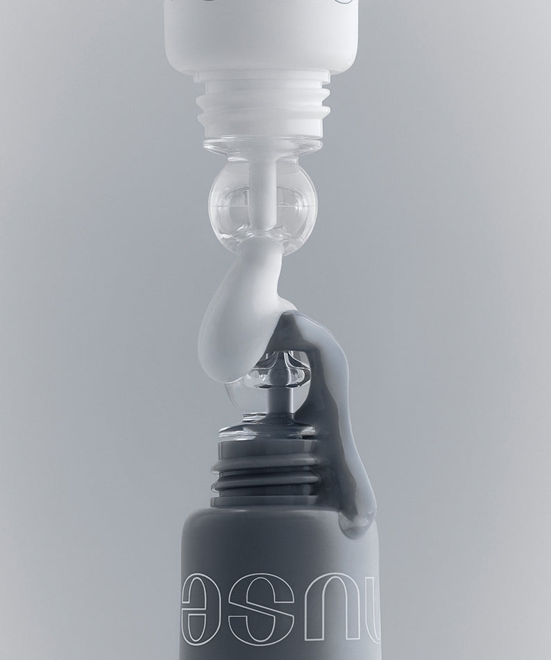 NUSE Mousse Care Cheek Handy, applicateur de soin pour les joues, texture mousse fluide et élégante, design innovant.