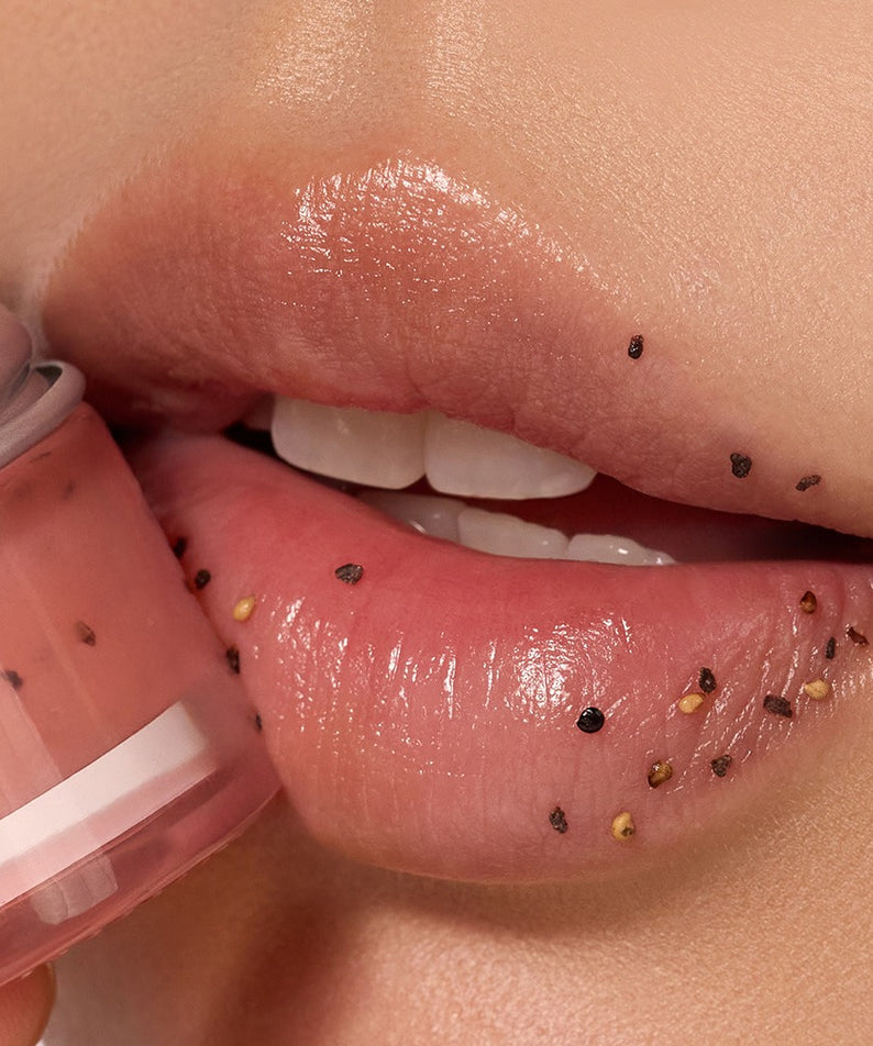 NUSE Seed Care Lip Scrub, marque NUSE, appliqué sur lèvres en gros plan avec texture et petits grains.