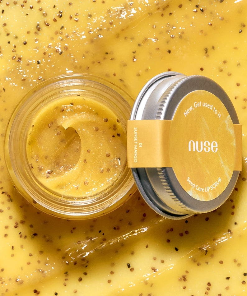 NUSE Seed Care Lip Scrub de NUSE : pot et baume sur fond jaune, grains de gommage visibles, contexte soins lèvres