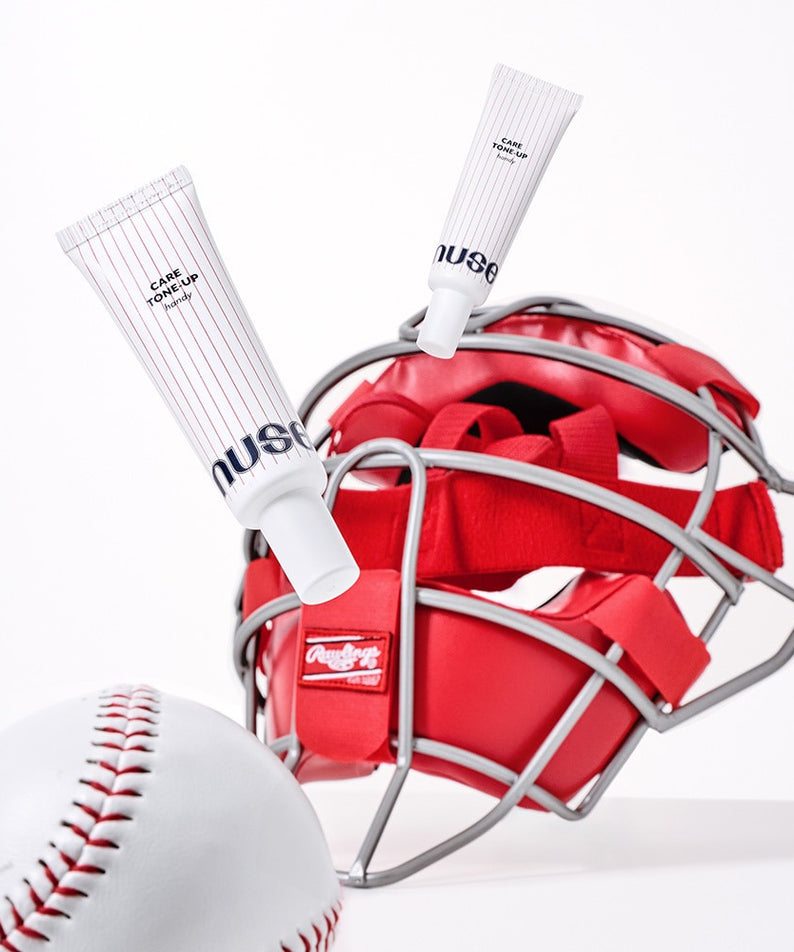 NUSE X Landers Care Tone Up Handy de la marque NUSE, tubes blancs sur accessoires de sport rouge et ballon de baseball