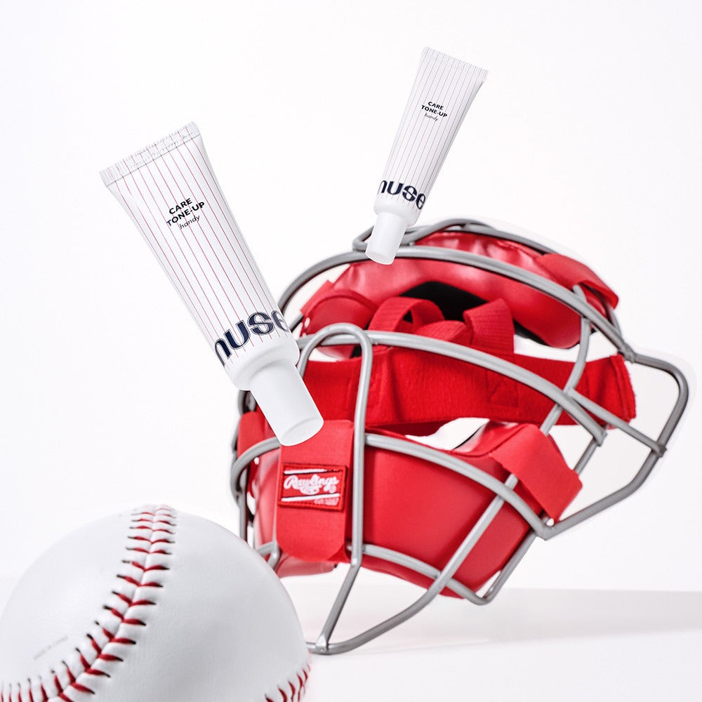 NUSE X Landers Care Tone Up Handy de la marque NUSE, tubes blancs sur accessoires de sport rouge et ballon de baseball