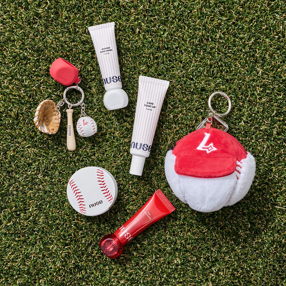 NUSE X Landers Care Tone Up Handy sur fond d’herbe, en produits et accessoires (jeu baseball), marque NUSE, extérieur