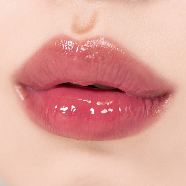 NUSE Care Lipstick sur des lèvres, teinte rosée brillante, gros plan beauté NUSE, contexte visuel maquillage