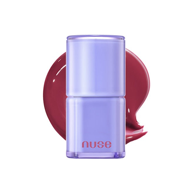NUSE Care Lipstick NUSE, packaging violet, baume rouge en arrière-plan, photo produit sur fond blanc.
