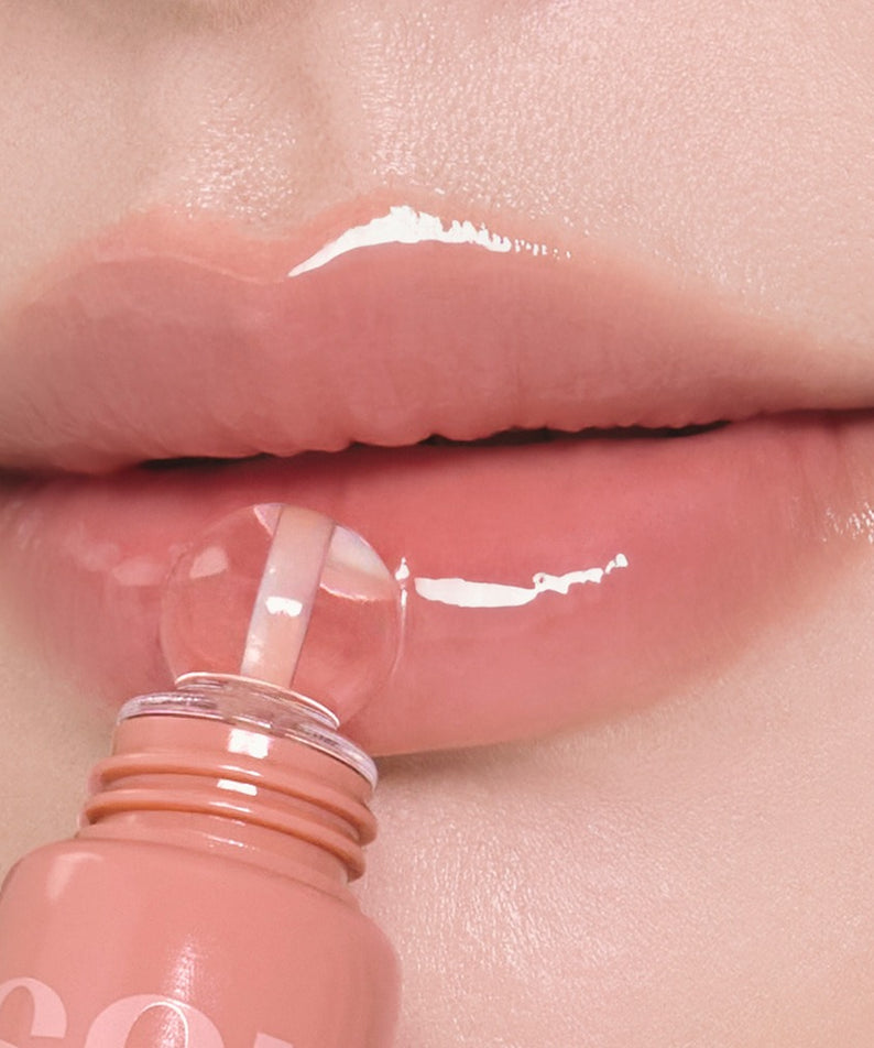 Application du NUSE Nuzzle Reju Lip Gloss sur les lèvres, offrant une brillance impeccable et une hydratation optimale.
