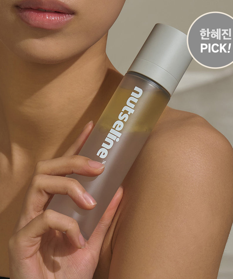 Femme tenant un flacon de NUTSELINE Aroma Nut Gray Body Mist 130ml.