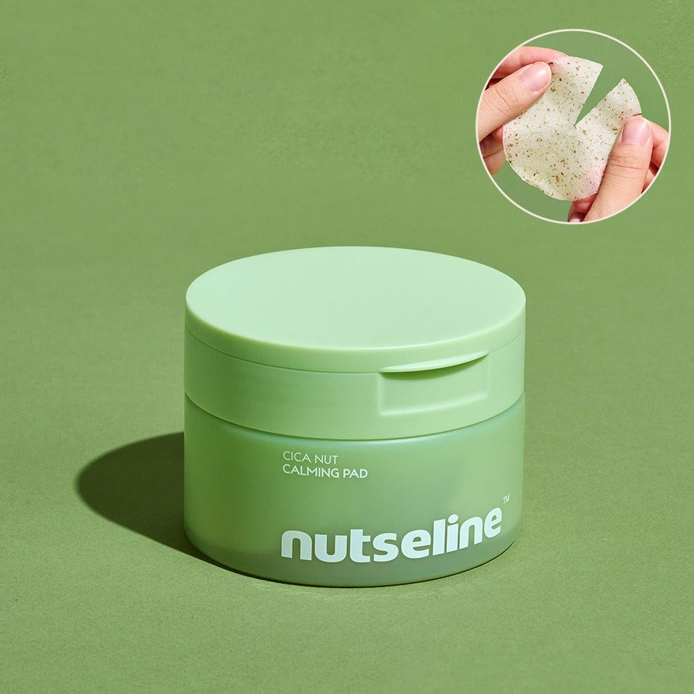 NUTSELINE Cica Calming Pad de NUTSELINE, pot vert sur fond vert, avec patch apaisant montré en gros plan