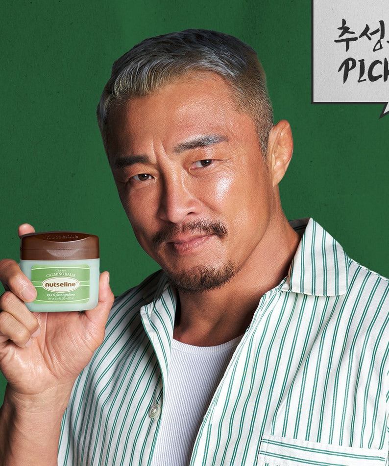 NUTSELINE Cica Nut Calming Balm Season 2 50ml : homme montre le baume vert, ambiance green, marque NUTSELINE.