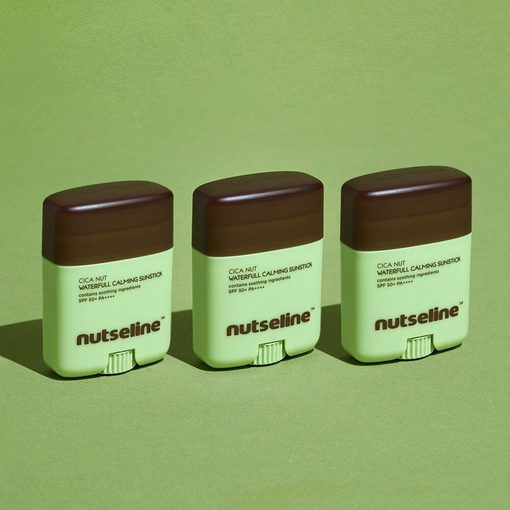 NUTSELINE Cica Nut Waterful Calming Sun Stick 20g : trio de sticks sur fond vert, marque NUTSELINE, visuel produit.