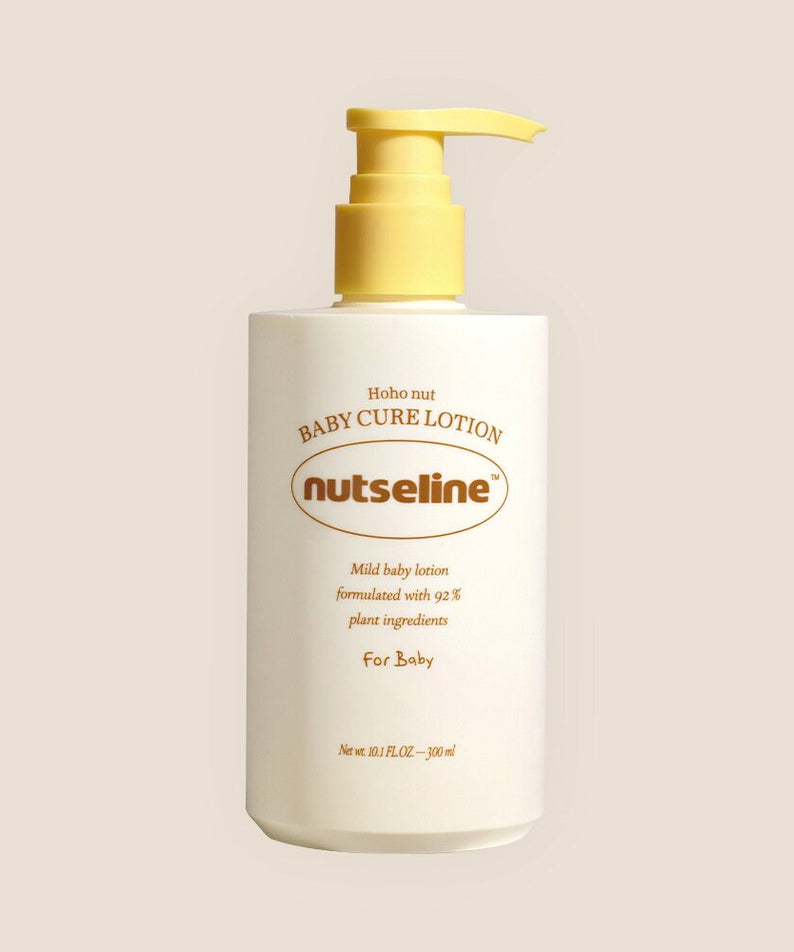 NUTSELINE  Hoho Nut Baby Line 300ML, flacon pompe jaune sur fond clair, lotion bébé marquée NUTSELINE.
