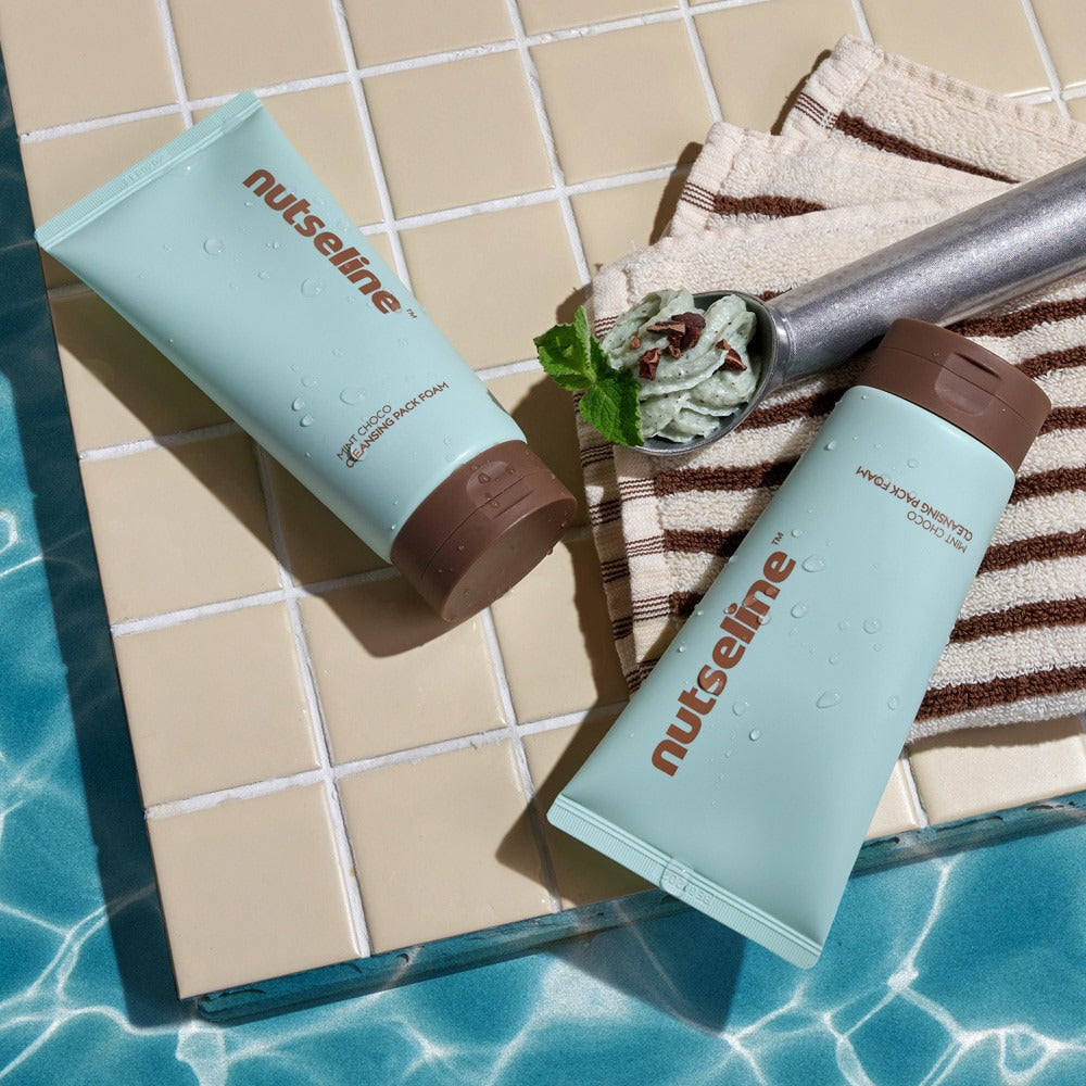 NUTSELINE Mint Chocolate Cleansing Pack Foam 130g de la marque NUTSELINE, sur carrelage et serviettes, ambiance salle de bain.