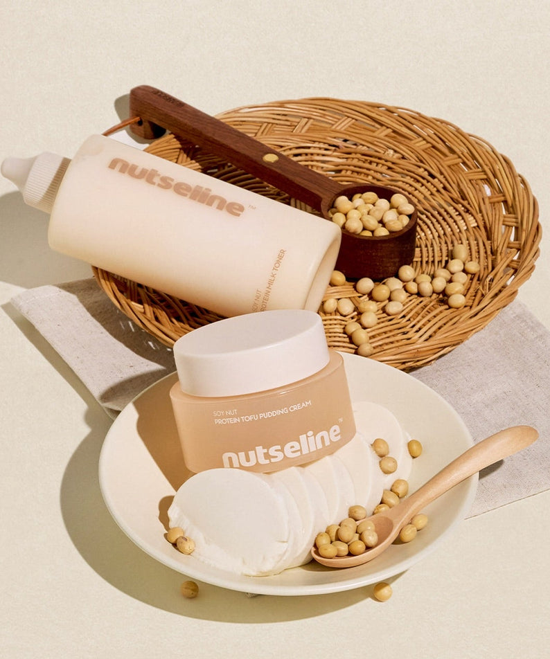 NUTSELINE Soy Nut Line 2 Types (cream/toner) NUTSELINE sur table avec soja, crème et flacon de toner au panier