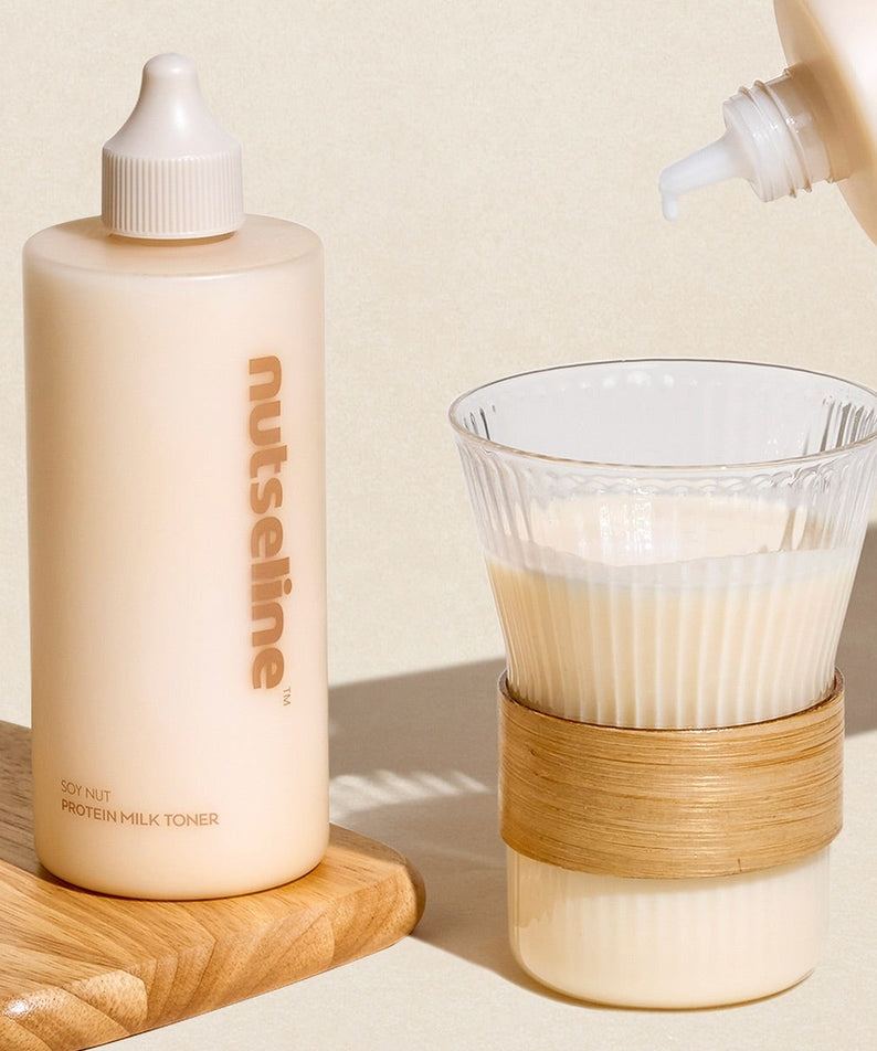 NUTSELINE Soy Nut Line 2 Types (cream/toner) de la marque NUTSELINE, bouteille de toner sur fond bois et verre.