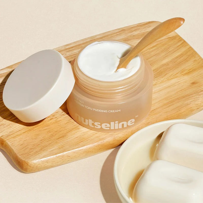 NUTSELINE Soy Nut Protein Tofu Pudding Cream 50ml : pot et cuillère sur planche de bois, crème blanche.