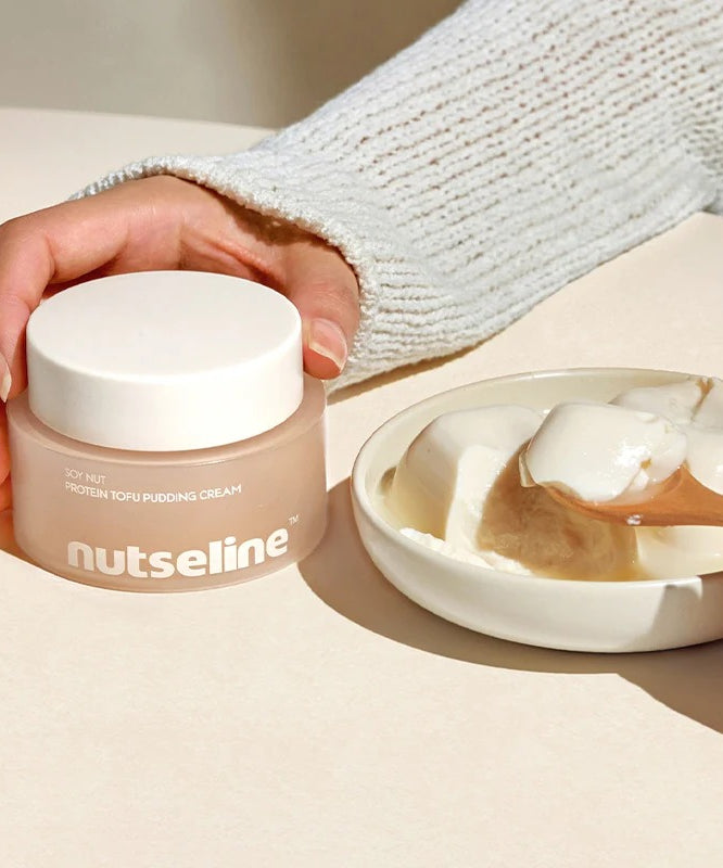 NUTSELINE Soy Nut Protein Tofu Pudding Cream 50ml, marque Nutseline, pot crème soya à la cuillère, fond lumineux.