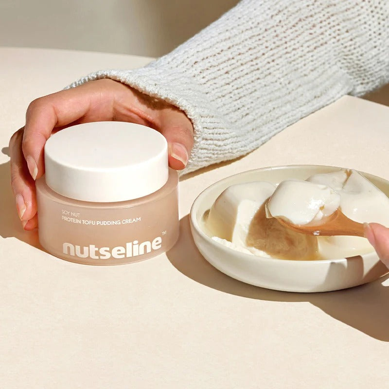 NUTSELINE Soy Nut Protein Tofu Pudding Cream 50ml, marque Nutseline, pot crème soya à la cuillère, fond lumineux.