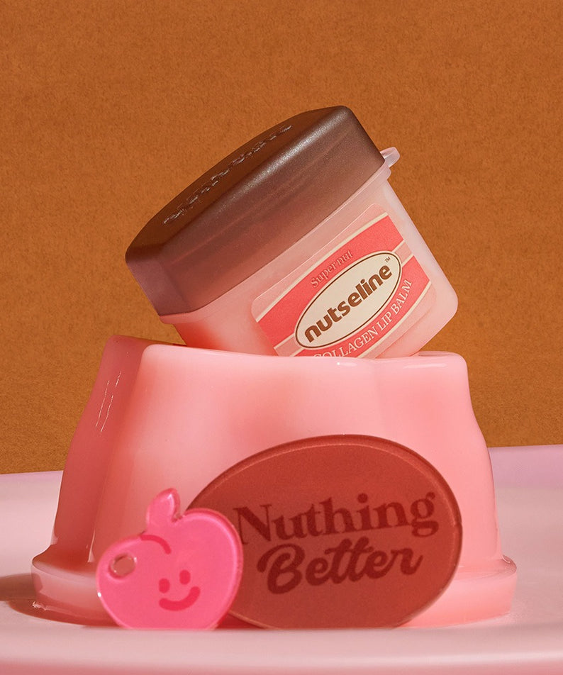 NUTSELINE Super Nut Collagen Keyring Lip Balm 11ml, marque NUTSELINE, sur fond orange, dans un porte-clés maquillage
