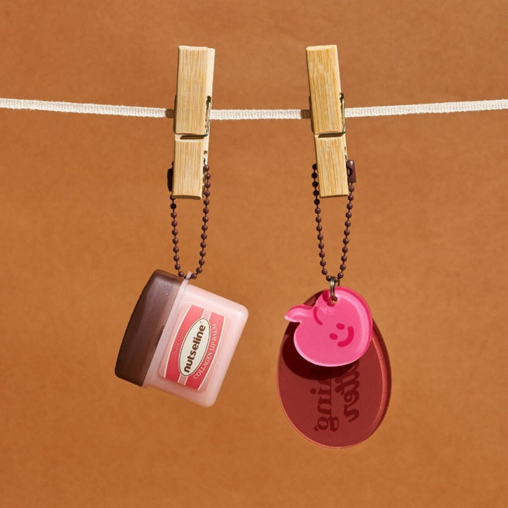 NUTSELINE Super Nut Collagen Keyring Lip Balm 11ml, baume à lèvres en porte-clés sur fond beige, marque NUTSELINE, visuel produit.