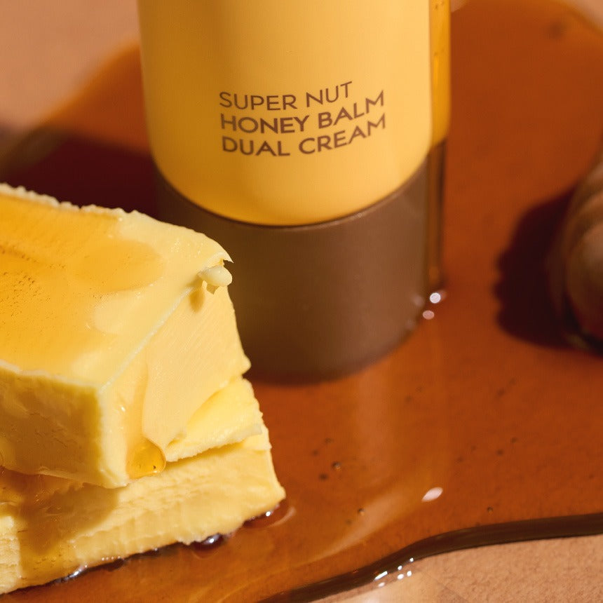 NUTSELINE  Super Nut Honey Balm Dual Cream 60ml, baume miel sur tranche, pot brandé en arrière-plan, ambiance dorée.