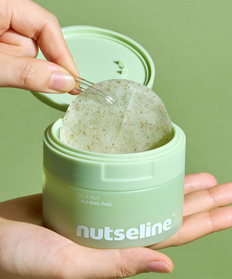 NUTSELINE Cica Calming Pad apaisant pour la peau, montrant un pad dans un pot vert, formulé pour calmer et hydrater la peau sensible.